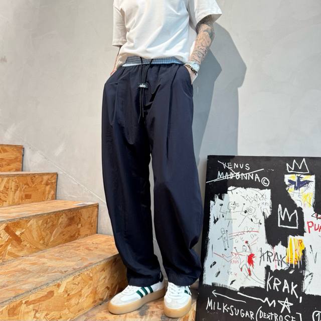 Alo's new casual trousers are made of high-quality cotton. They are eye-catching