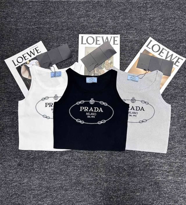 Parda & Prada embroidered logo short vest, simple yet stylish. Exquisite embroid
