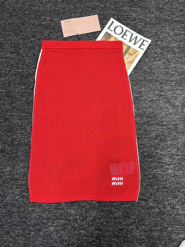 Women's new Miumiu contrast color knitted long skirt, simple and stylish, elegan