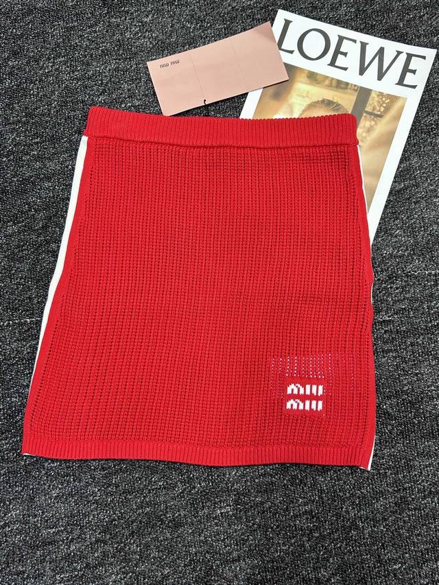 Miumiu's new mesh hollow contrast knitted short skirt is simple yet individual,