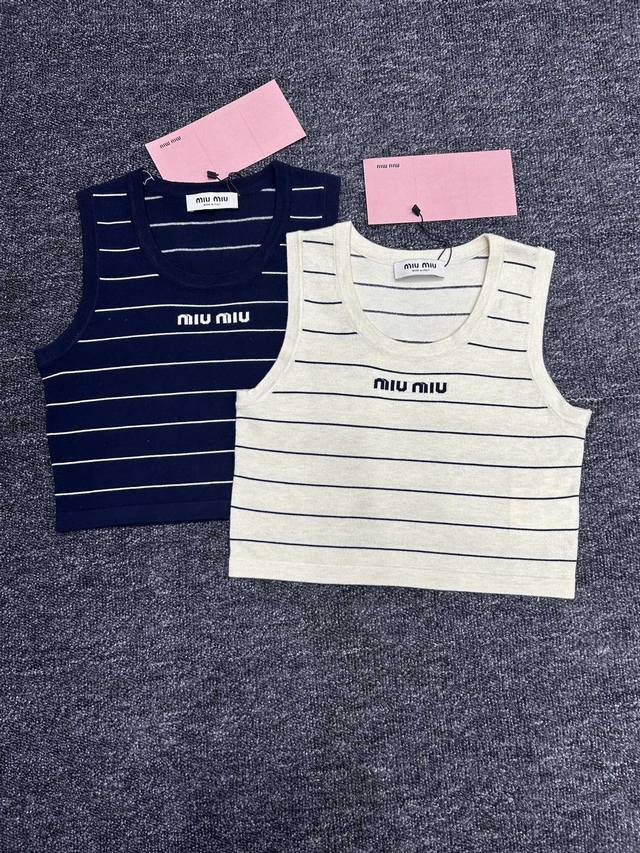 Miumiu stylish short striped vest, a new favorite in summer! Eye-catching letter