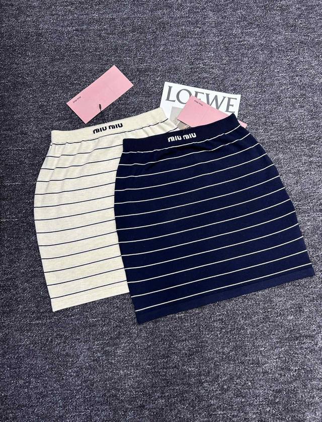 Miumiu short striped knitted skirt, with a letter logo on the waist to highlight