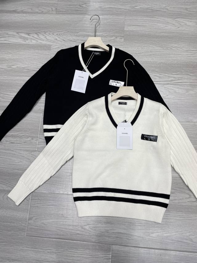 Chanel Chanel new black and white color matching V-neck knitted long-sleeved ver