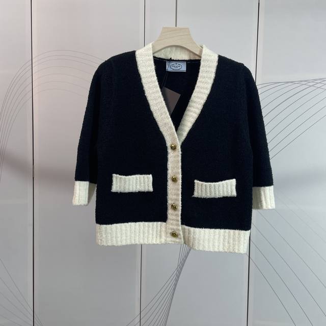Prada Prada new black and white V-neck knitted short cardigan Sml spot supply