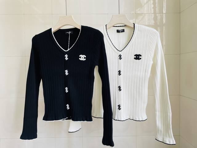 Chanel & Chanel new V-neck double Clog black and white color matching elastic co