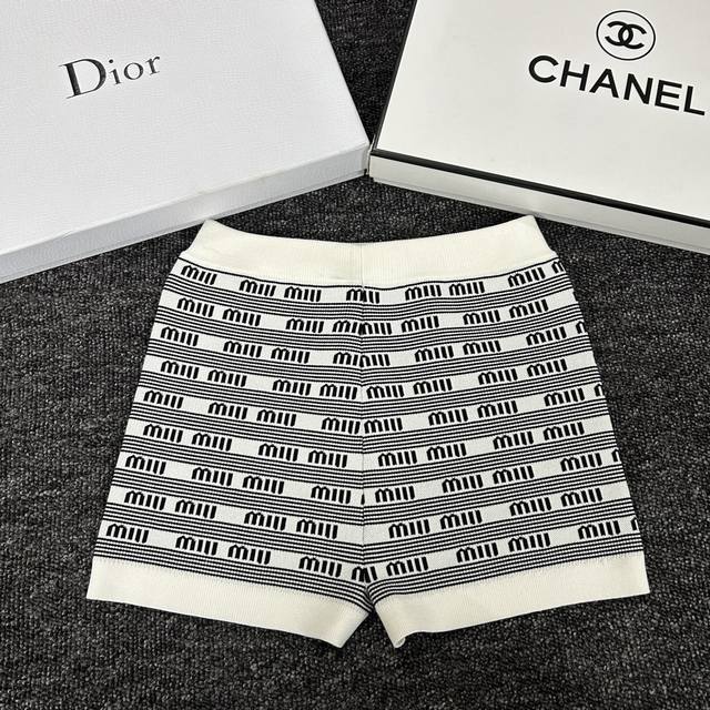 Miumiu early spring new black and white striped color matching letter Logo knitt