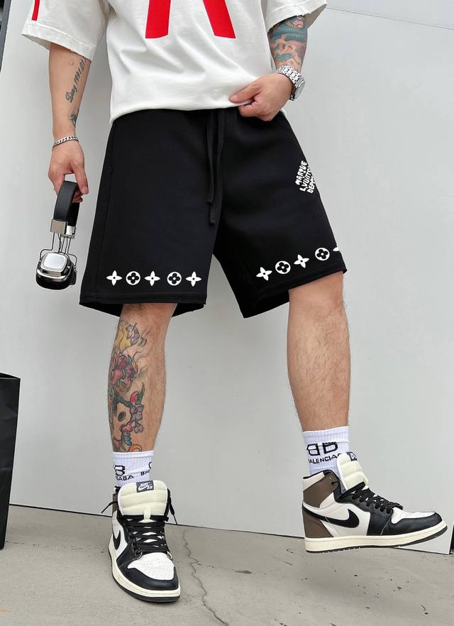 Lv 25 new spring and summer shorts This minimalist style expresses a modern atti