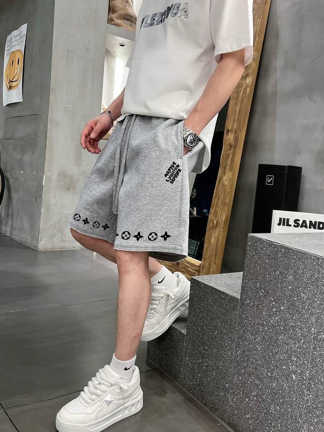 Lv 25 Spring and Summer new shorts This minimalist expresses a modern attitude.