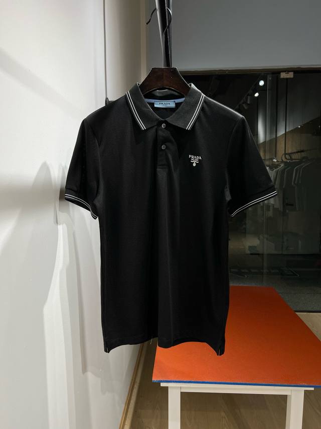 The new Pra*2025 continues the classic. Business casual lapel Polo shirt. A must
