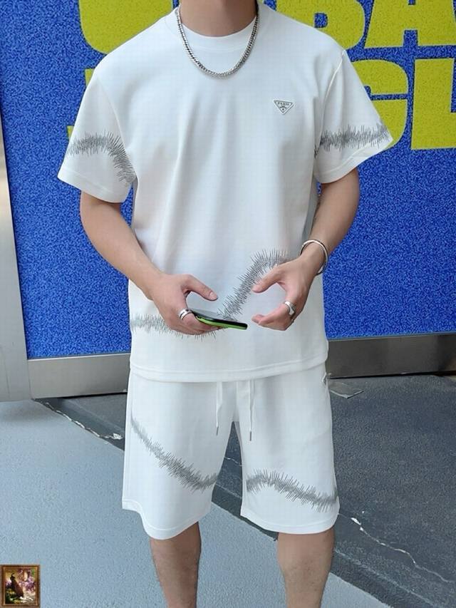Prada's new summer shorts set is shipped the next day! High-end custom fabrics!
