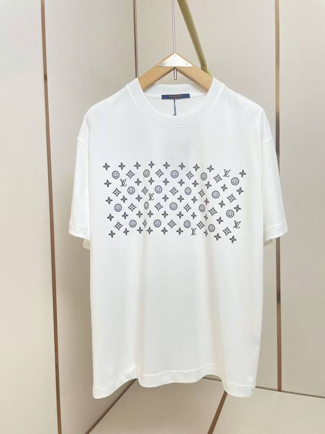 Lv New Cpfm Smiley T-shirt The front of the T-shirt is printed with a dark color