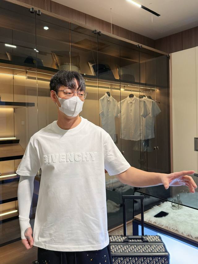 Givenchy three labels are complete. 2025 summer new short-sleeved shirts, availa