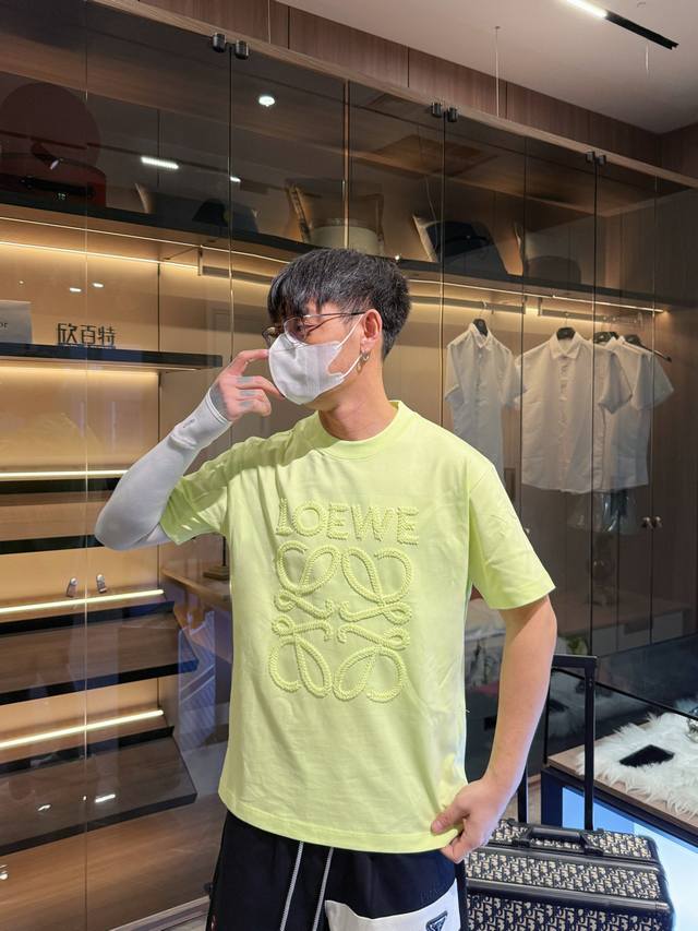 Loewe has three complete labels. 2025 summer new short-sleeved shirts, available