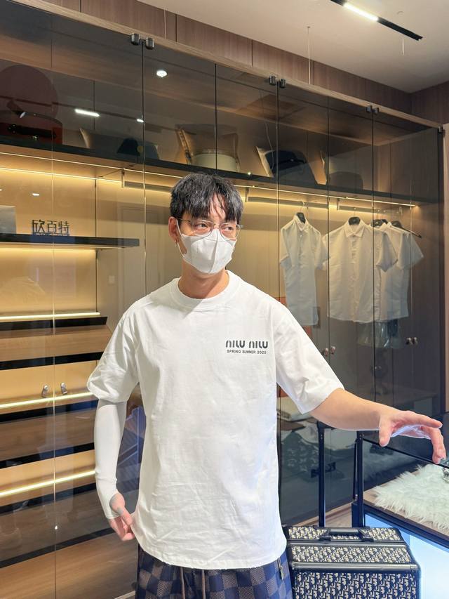 Miu Miu has three complete labels. 2025 summer new short-sleeved shirt, availabl