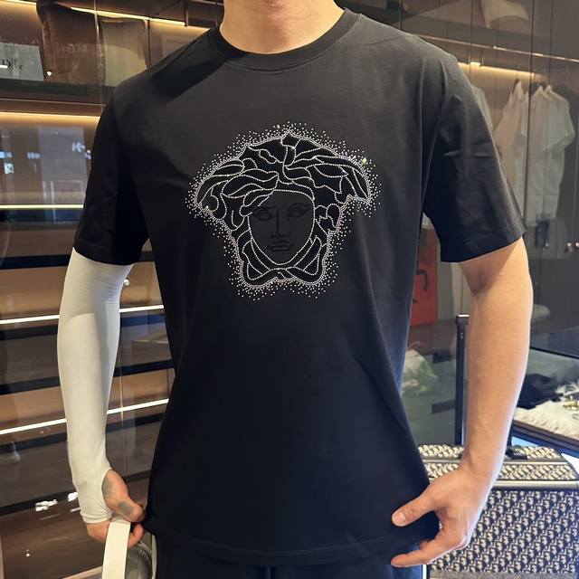 Versace has three complete labels. 2025 summer new short-sleeved shirt, availabl