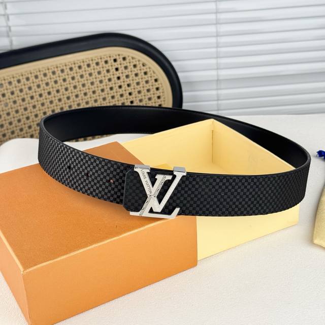 Lv Dimension 4.0 belt introduces classic style into novel size design. The Lv le