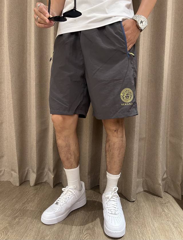 Versace's 2025 summer new quick-drying shorts are a great choice for summer spor