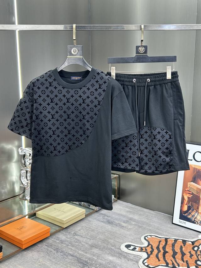 A set of Lv 25S new season T-shirt and shorts. Unisex! Brand element design conc