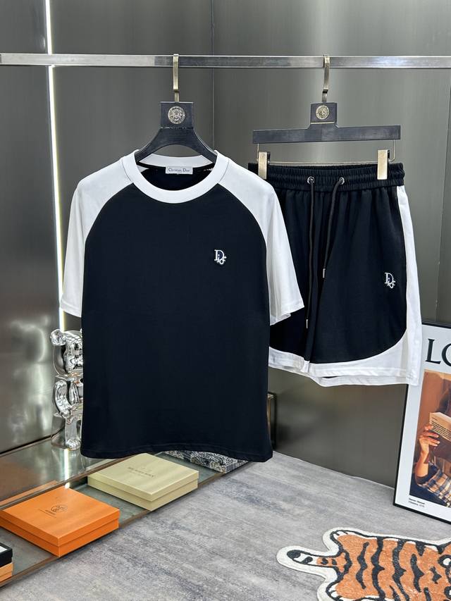 A set of Dior 25S new season T-shirt and shorts set. Unisex! Brand element desig