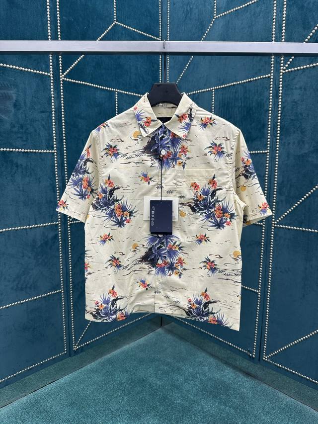 Prada 25Ss new cotton shirt presents oversized lines, with a chic bowling lapel,