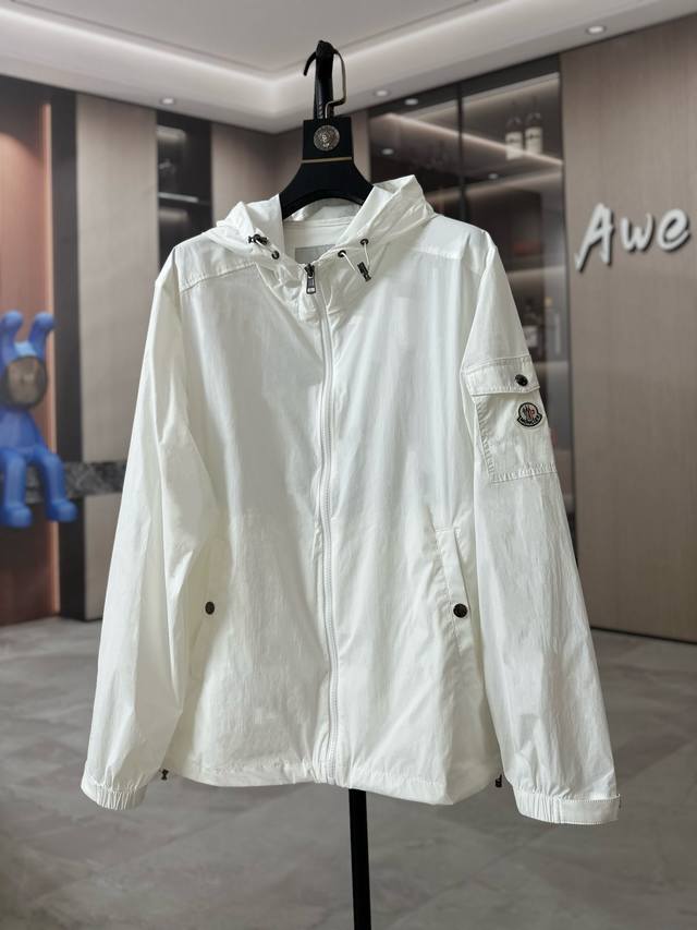 Moncler's latest lightweight sun protection clothing, made of high-density, soft