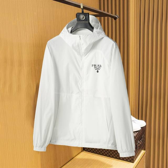 Prada Prada's latest lightweight sun protection clothing, made of high-density,