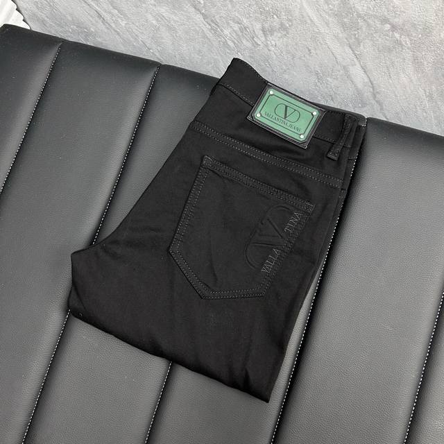 Valentino's latest men's jeans for spring and summer 2025! Heavy-duty washed den
