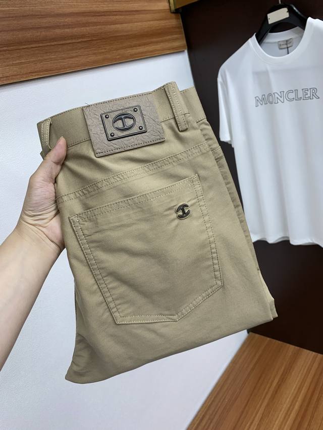 Celine's new five-pocket casual pants for spring and summer 2025 are neatly cut