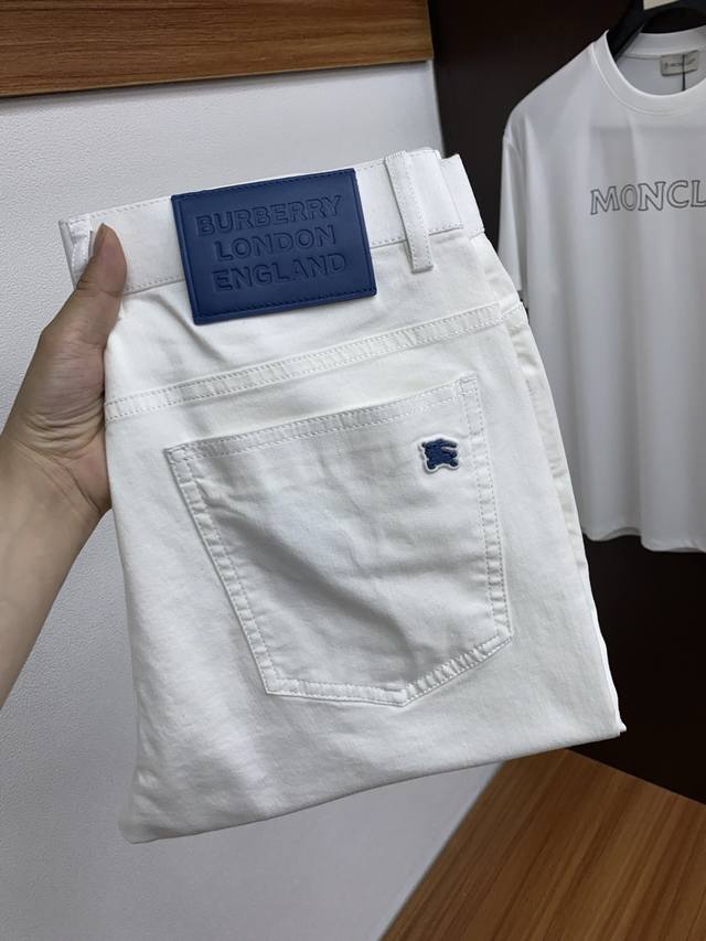 Burberry 25th spring and summer new casual jeans are neatly cut and full of urba