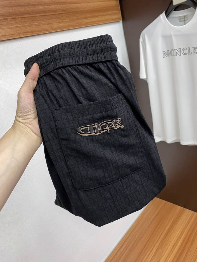Dior's new casual pants for spring and summer 2025 are neatly cut and full of ur