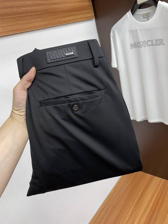Dior's new casual trousers for spring and summer 2025 are neatly cut and full of