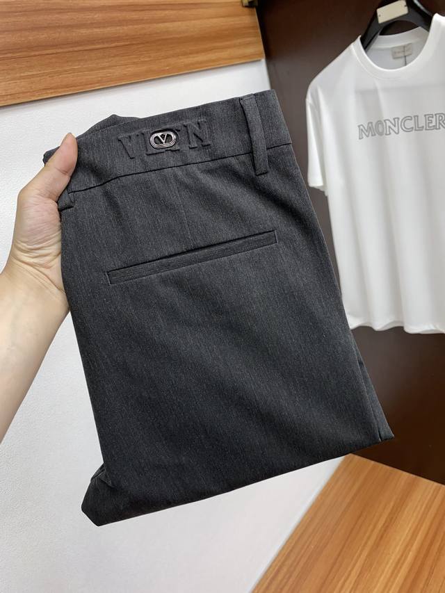 Vt 25 Spring and Summer new casual trousers are neatly cut and full of urban sty