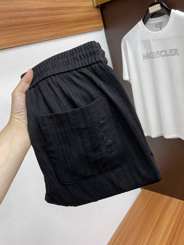 Versace 25th spring and summer new casual pants are neatly cut and full of urban
