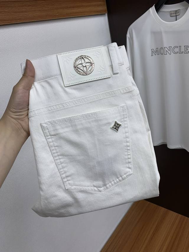 Lv Louis Vuitton 25th spring and summer new casual jeans are neatly cut and full