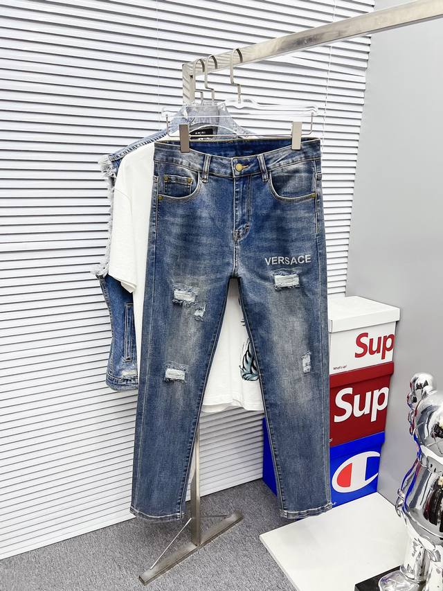 Versace 2025 Spring and Summer new products are available at the counter. The be