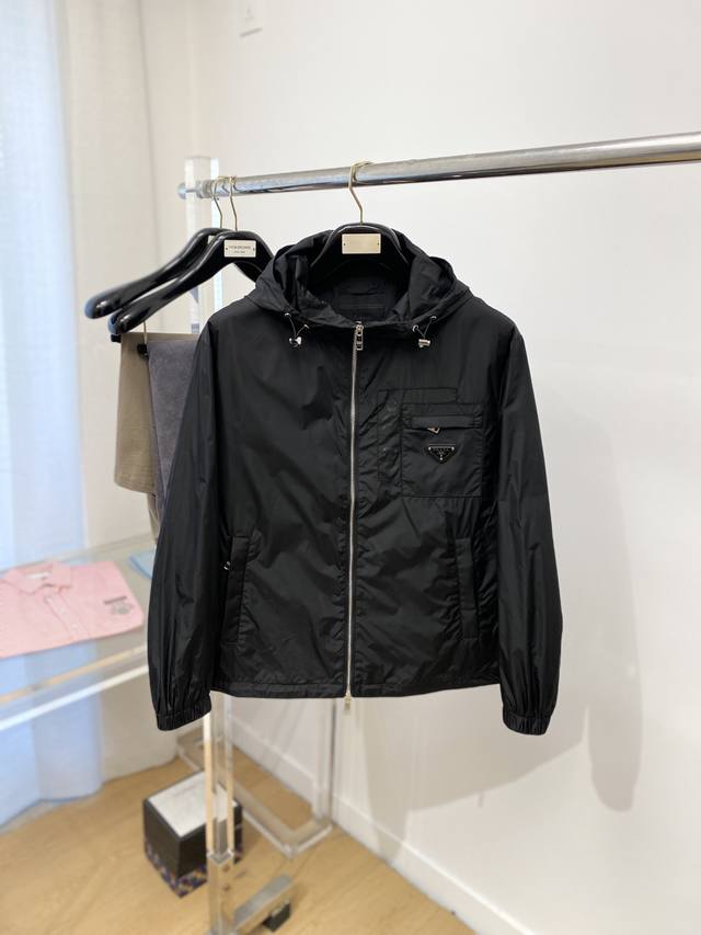 Prada, 2025 new jacket, stylish and handsome, simple and versatile, with hardwar