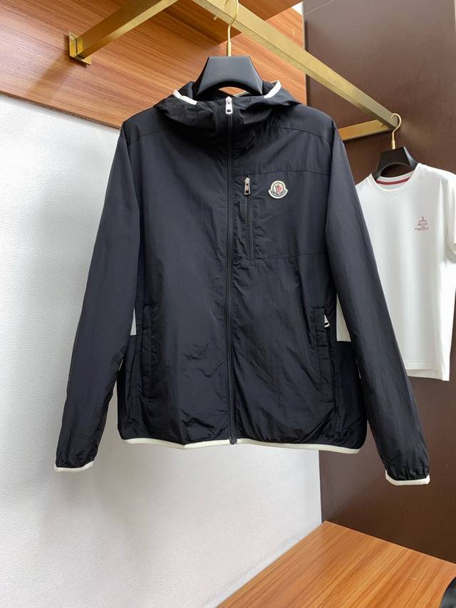Moncler 25 new hooded jacket is stylish and handsome, simple and versatile style