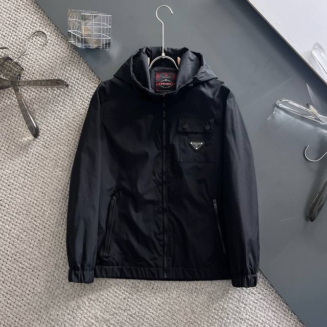 A hot item in the fall! Prada's new 2025 spring jacket, the new product on the s
