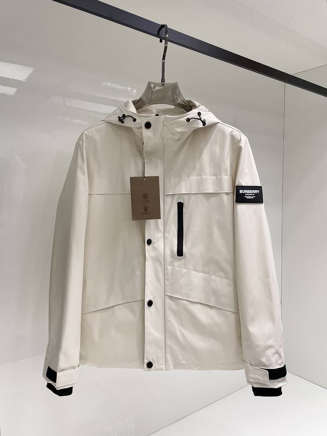 The same style as the Burberry official website, with complete three labels, the