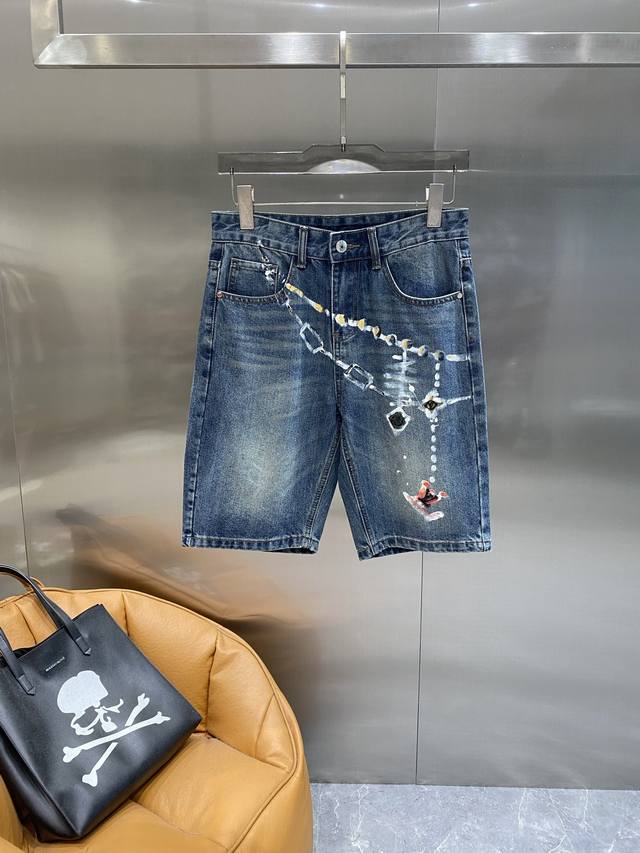 Lv home Lv denim shorts, trendy and worn holes + graffiti letters, full of stree