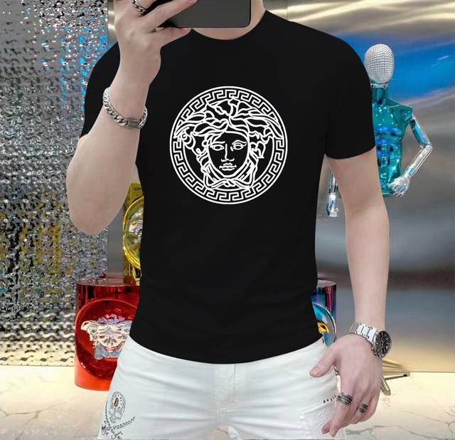 Versace makes your skin feel extremely gentle and comfortable this summer! The n