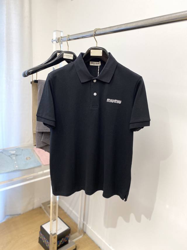 Miumiu, 2025 latest short-sleeved T-shirt, handsome and fashionable, exquisite e
