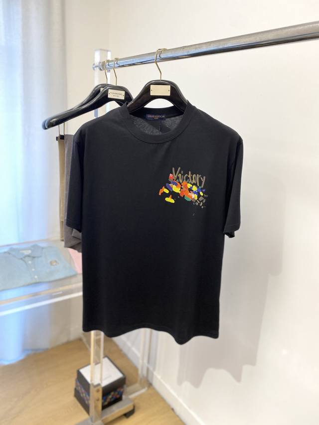 Louis Vuitton, the latest short-sleeved T-shirt of 2025, handsome and fashionabl