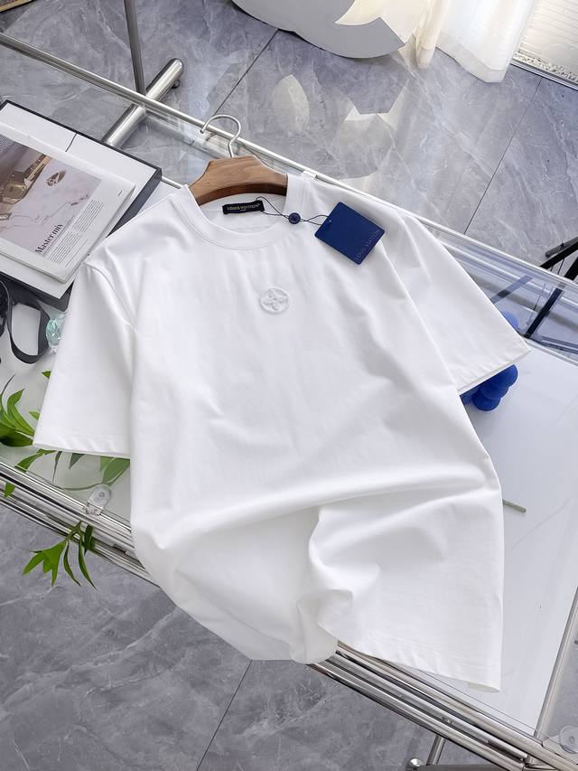 Louis Vuitton, a pure short-sleeved T-shirt, is simple yet elegant. The exquisit