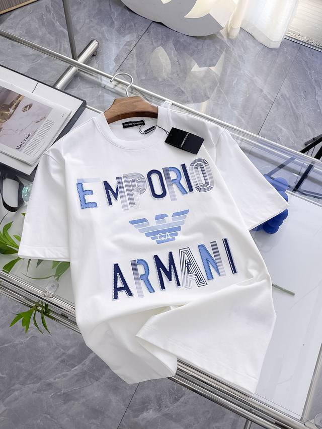Emporio Armani short-sleeved T-shirt, simple yet stylish. The classic brand name