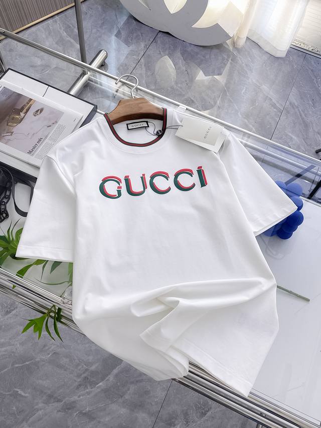Gucci short-sleeved T-shirt, simple yet luxurious. The classic red and green col