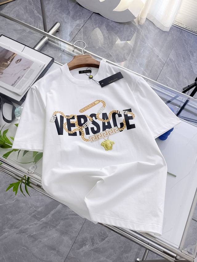 Versace This short-sleeved T-shirt is a perfect example of the fusion of fashion