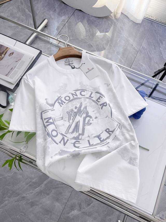 This short-sleeved T-shirt from Moncler is simple yet stylish. On top of the pur