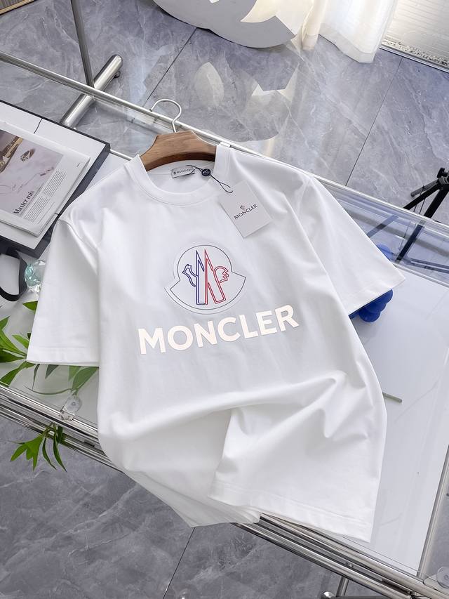 Moncler T-shirt short sleeves, simple and elegant. The iconic brand logo is eye-