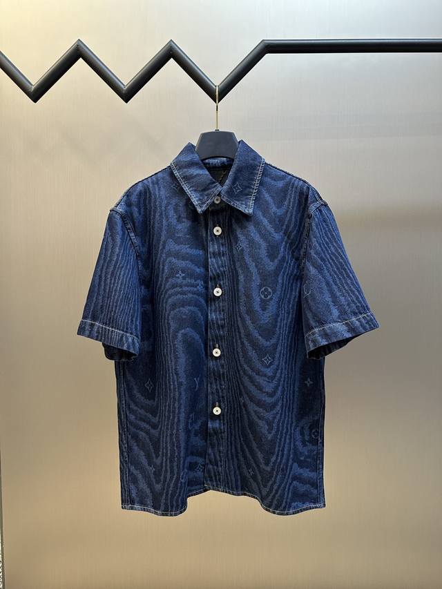Lv Woodgrain Short Sleeve Denim Shirt This short sleeve denim shirt is updated w